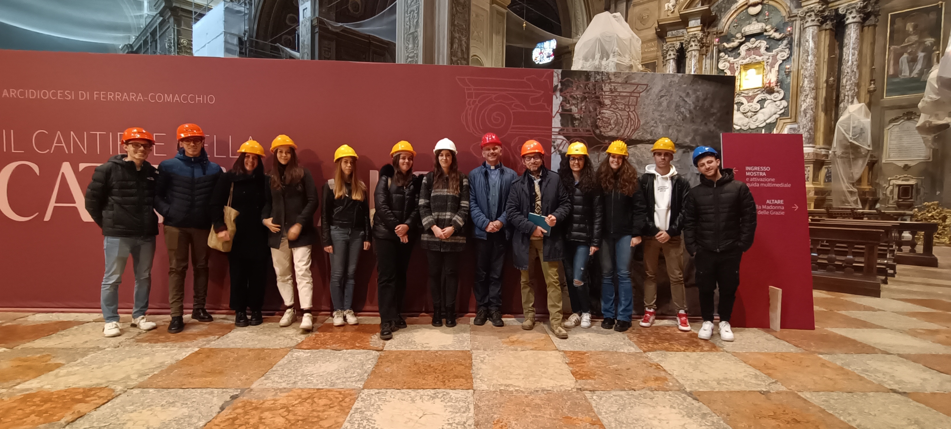 Studentesse e studenti del corso di Recupero Edilizio e Rigenerazione Urbana con il Prof. Alessandro Bucci in visita tecnica al cantiere del Duomo di Ferrara